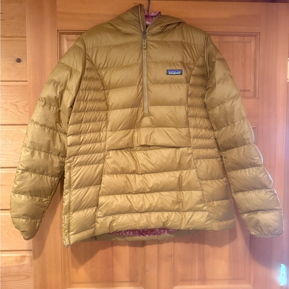 Patagonia 1/2 zip pullover down sweater.